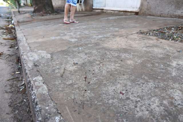 Homem &eacute; esfaqueado 12 vezes na rua e pede socorro na casa dos tios
