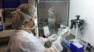 Funcionária trabalhando no Lacen, laboratório que vai analisar se paciente de covid-19 teve &#34;fungo negro&#34;. (Foto: Divulgação)
