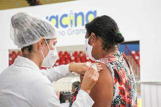 Mulher sendo vacinada contra a covid-19, em Campo Grande (Foto: Henrique Kawaminami/Arquivo)