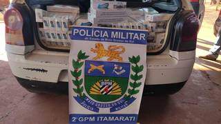 Policiais ajudam casal a trocar pneu furado e descobrem 399 caixas de cigarro Policiais ajudam casal a trocar pneu furado e descobrem 399 caixas de cigarro