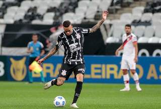 Luan bate na bola durante jogo do Corinthians diante do Atlético-GO, adversário desta noite (Foto: Divulgação)