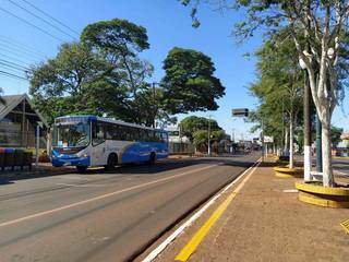 Ônibus para em ponto da Marcelino Pires, deserta às 13h desta quarta (Foto: Dourados Informa)