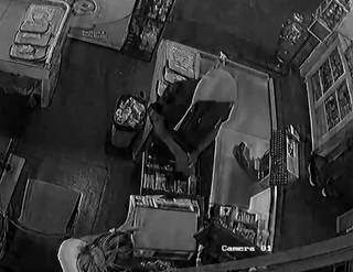 Bandido retirando dinheiro do caixa em um dos assaltos (Foto: Reprodução vídeo)
