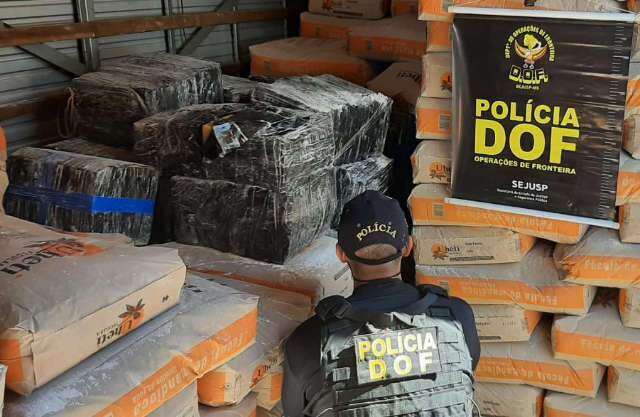 Nervoso, homem &eacute; preso tentando abandonar caminh&atilde;o com 2 toneladas de maconha 