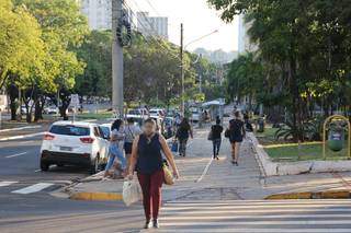 Movimentação na Avenida Afonso Pena em Campo Grande, próximo da praça do Rádio Clube. (Foto: Paulo Francis)