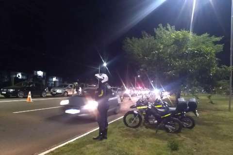 Fiscalização flagra mais de 200 pessoas nas ruas e recupera moto furtada