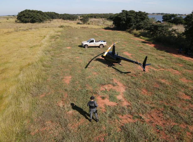 Helic&oacute;ptero interceptado pela PM carregava R$ 3 milh&otilde;es em coca&iacute;na