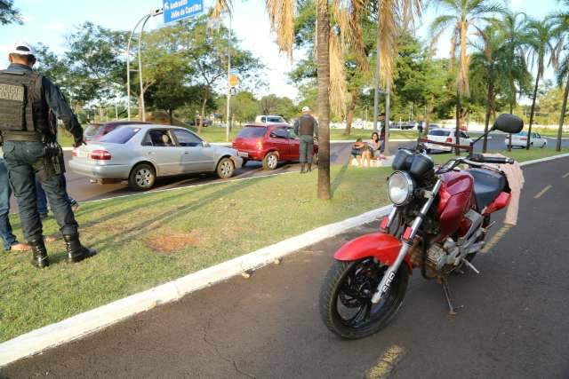 &ldquo;Medo de blitz&rdquo; provoca 2 acidentes em trecho de 100 metros