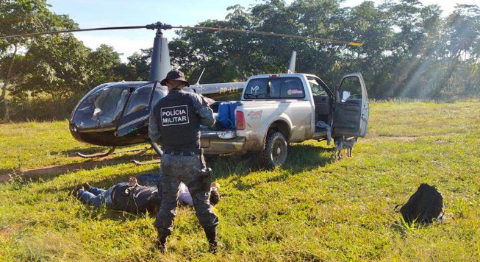 PM intercepta helicóptero carregado de cocaína e quatro pessoas são presas