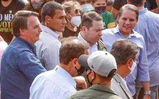 Bolsonaro, de camisa azul, em meio a multidão em Terenos. De relógio, no canto esquerdo da foto, Carlos Alberto David acompanha o presidente. (Foto: Henrique Kawaminami)