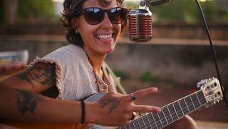 Beca Rodrigues, de 22 anos, assina as músicas autorais. (Foto: Reprodução Youtube)