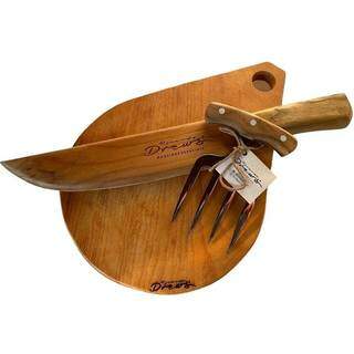 Kit personalizado com tábua, garfo de churrasco e faca de madeira. (Foto: Divulgação)