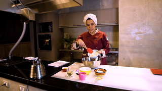 Durante os vídeos, a chef explica todo o passo a passo das receitas. (Foto: Reprodução Youtube)