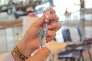 Dose da vacina contra covid-19 sendo manuseada por profissional da saúde (Foto: Marcos Maluf/Arquivo)