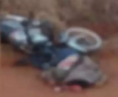 Motociclista morre ap&oacute;s ter cabe&ccedil;a esmagada em acidente com ve&iacute;culo pesado 