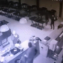 Em menos de 1 minuto, homens armados invadem e roubam R$ 2 mil de pizzaria 