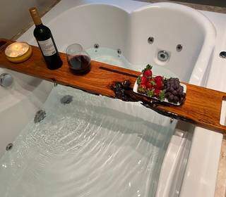 Tem suporte de madeira para colocar ipod, vinhos e frutas até na banheira. (Foto: Divulgação)