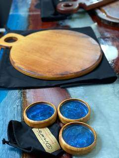 Três molheiras e tábua artesanal em madeira. (Foto: Divulgação)