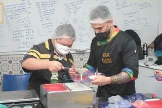 Juliano Varela e chef Edu na cozinha preparando os corações especiais. (Foto: Marcos Maluf)