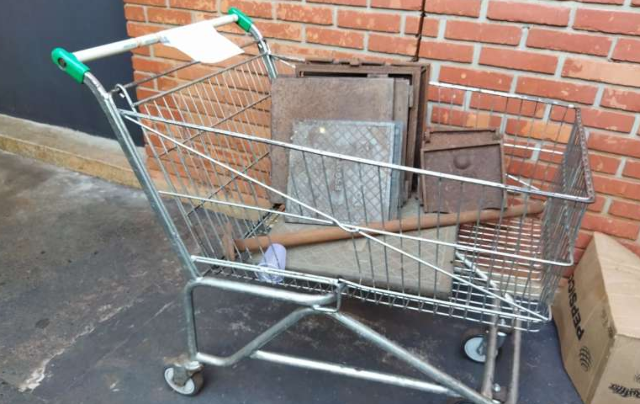 Suspeito de furto, homem &eacute; preso com 11 tampas de esgoto 