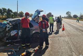Motorista morre ao bater de frente com carreta que transportava madeira 