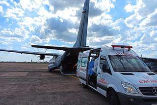 Paciente de Dourados é colocado em avião da FAB, na Base Aérea de Campo Grande (Foto: Direto das Ruas)