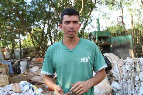 Sem ver saída, Carlos voltou a "viver do lixo" após perder emprego na pandemia