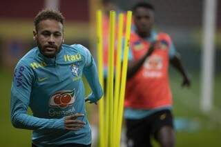 Atacante Neymar faz treino físico na preparação para jogo desta noite (Foto: CBF)