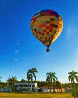 Balão decola de praça próxima ao centro de Bonito. O passeio é uma novidade no principal destino de ecoturismo de Mato Grosso do Sul em 2021 (Foto: Divulgação)