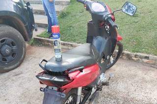 Dupla que assaltou pizzaria pintou moto para despistar pol&iacute;cia