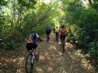 Além de saudável, o turismo de bicicleta é uma boa opção para conhecer os atrativos de natureza em Bonito (Foto: Reprodução)