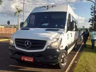 Van foi parada quando seguia viagem para Costa Rica; motorista foi flagrado alcoolizado (Foto: Divulgação/Detran)