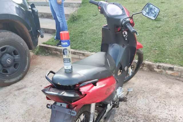 Dupla que assaltou pizzaria pintou moto para despistar pol&iacute;cia