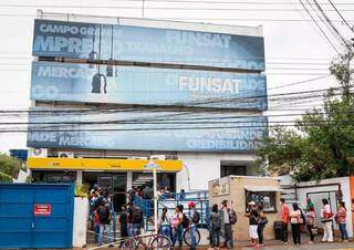 Candidatos em fila na frente da Funsat de Campo Grande. (Foto: Arquivo/CGNews)