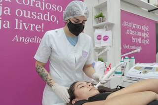 Tratamento facial produz efeito de lifting desde a primeira sessão e deixa pele perfeita para maquiagem. (Foto: Marcos Maluf)