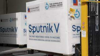 Remessas da vacina contra a covid-19 desenvolvida pelo governo russo, batizada como Sputnik V (Foto: Reprodução)