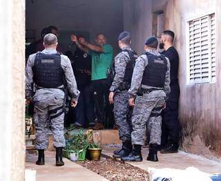 Cleber, de camiseta verde, conversa com equipe policial em um dos locais onde cometeu homicídio. (Foto: Kísie Ainoã)