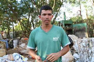  Carlos dos Santos, de 28 anos, se viu retornando ao comércio do lixo após perder emprego. (Foto: Kísie Ainoã)