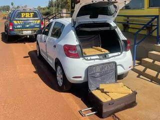 Homem estava transportando tabletes de maconha escondidos em carro locado. (Foto: Divulgação/PRF)