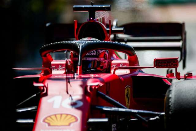 Charles Leclerc faz melhor tempo e larga na frente no GP do Azerbaij&atilde;o