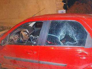 Casal destruiu veículo durante abordagem em blitz no Monte Castelo. (Foto: Divulgação/GCM)