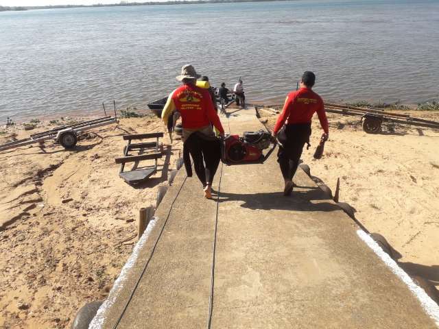 Bombeiros de MS e Paran&aacute; fazem buscas por homem que caiu de barco 