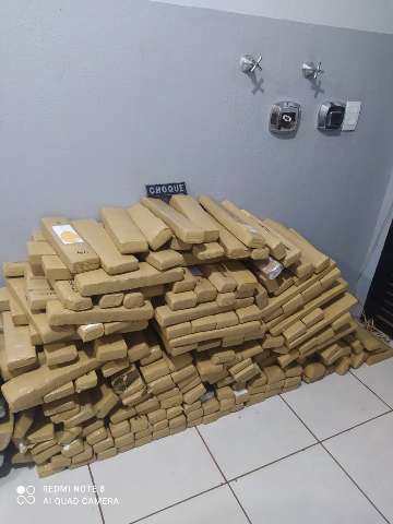 No Caiob&aacute;, dupla &eacute; presa com 272 quilos de maconha e caminhonete roubada no RJ 