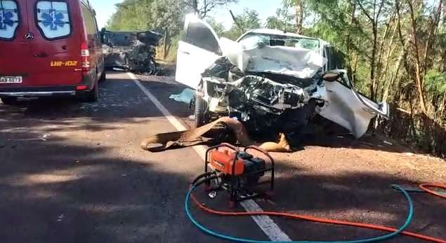 Crian&ccedil;a de 8 anos e duas pessoas morrem ap&oacute;s colis&atilde;o que destruiu Hilux e Jeep