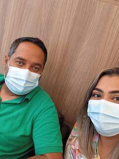 Gisele e o marido na sala de espera em consultório médico. (Foto: Arquivo Pessoal)