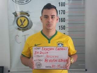 Eryckson Catani da Silva quando foi preso por tráfico em 2014. (Foto: Divulgação/BPChoque)