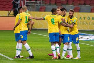 Comemoração dos jogadores do Brasil em campo. (Foto: Estadão Conteúdo)