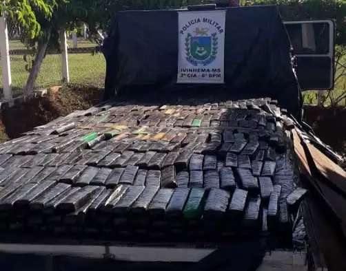Traficante tenta rebocar caminh&atilde;o, mas o abandona com 1 tonelada de droga