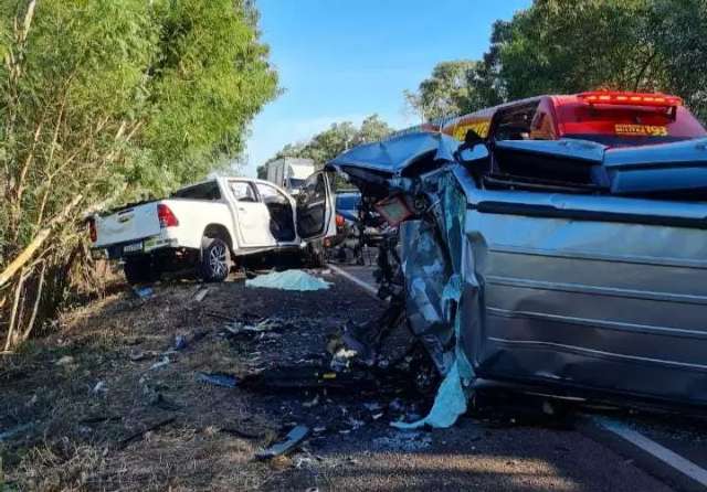 Pol&iacute;cia investiga se Jeep invadiu pista contr&aacute;ria em acidente que matou tr&ecirc;s