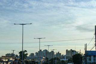 Céu claro na manhã deste sábado na Avenida Fernando Corrêa da Costa, no Centro da Capital (Foto: Henrique Kawaminami)